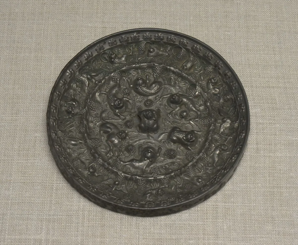 唐 瑞獣葡萄紋銅鏡|Mirror with fantastic animals amid grape vines — Unknown
