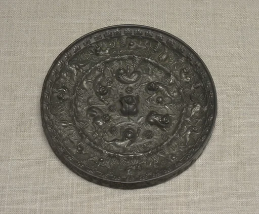 唐 瑞獣葡萄紋銅鏡|Mirror with fantastic animals amid grape vines