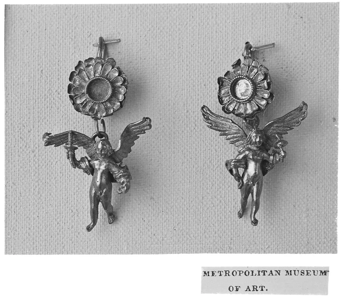 Pair of gold-disk earrings with Erotes pendants — Unknown