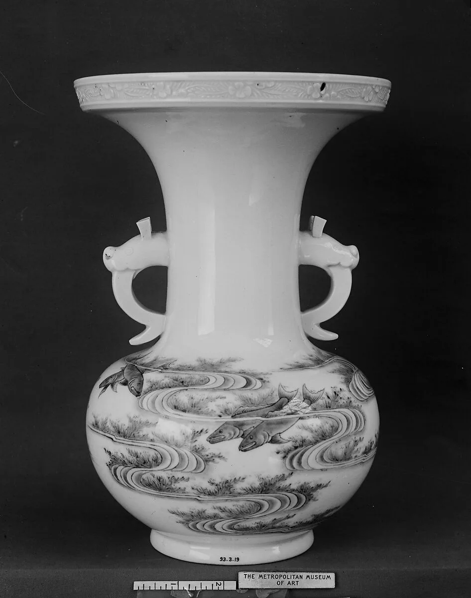 染付草魚文獅子耳付広口瓶|Wide-Mouth Vase with Carp — Unknown