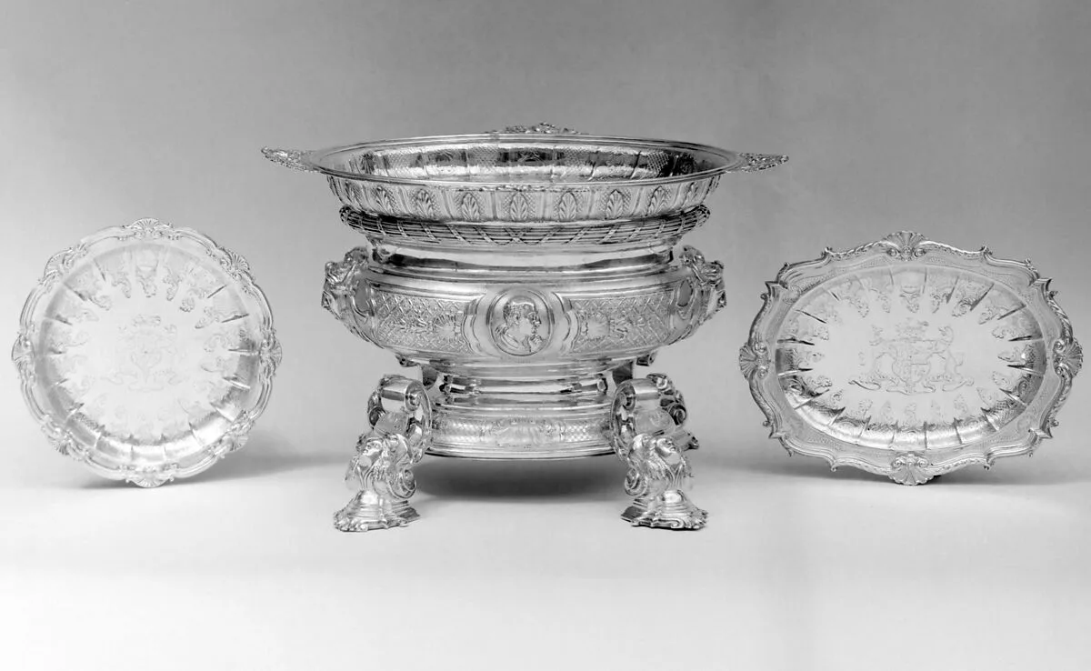 Centerpiece with cover and eight accessory dishes — Paul de Lamerie