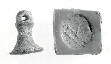 Stamp seal (bell-shaped with loop handle) with animal