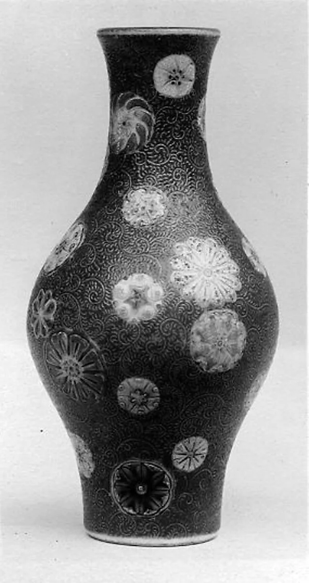 清乾隆 景德鎮窯錦地軋道團花紋橄欖瓶|Miniature vase with floral medallions — Unknown