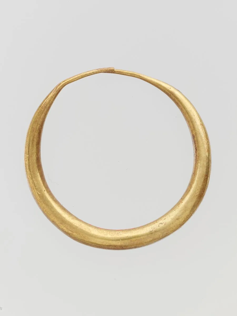 Gold annular earring — Unknown