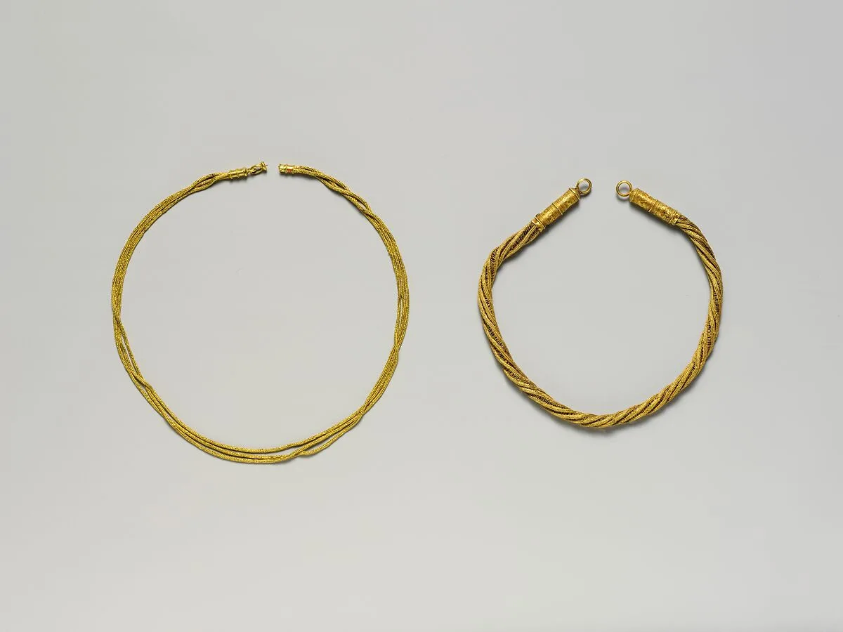 Gold chain in three strands — Unknown