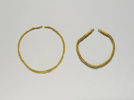 Gold chain in three strands