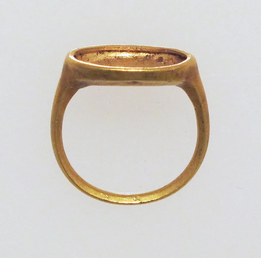 Ring with box setting — Unknown