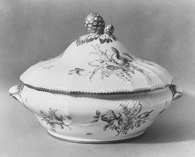 Tureen with cover — Tournai