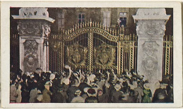 Card No. 31, Wonderful Night Scene Outside Buckingham Palace When War Was Declared, from the World War I Scenes series (T121) issued by Sweet Caporal Cigarettes — Underwood & Underwood|American Tobacco Company