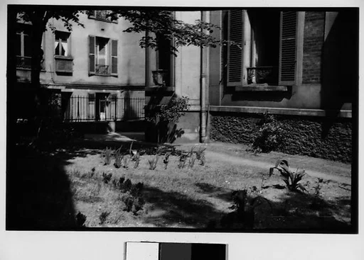 [Courtyard at 5, rue de la Santé, Paris]