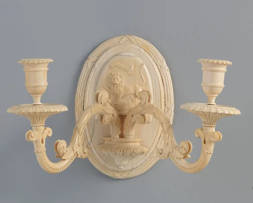 Two-light wall bracket