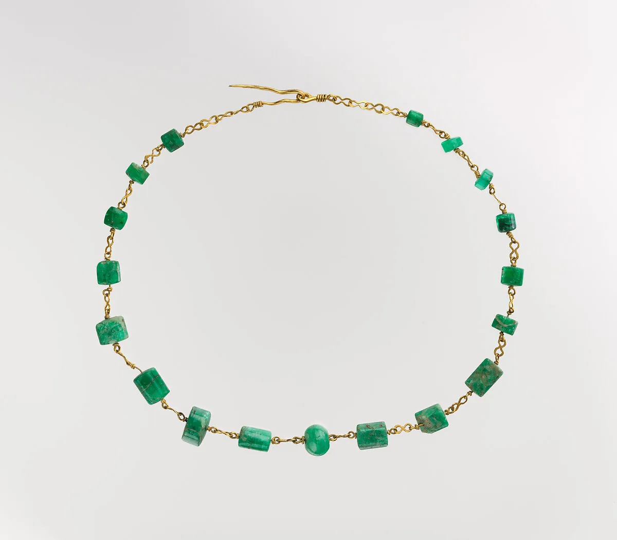 Gold and emerald necklace — Unknown