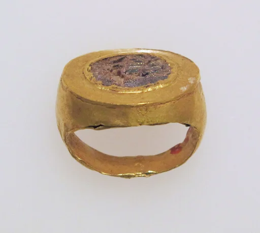 Ring with glass paste