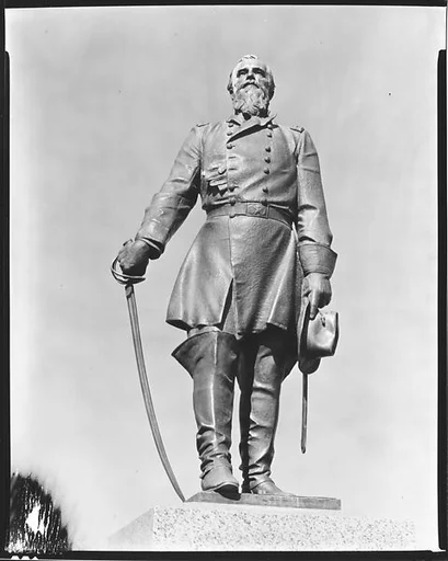 [Battlefield Monument of Officer with Hat and Sword, Vicksburg, Mississippi]