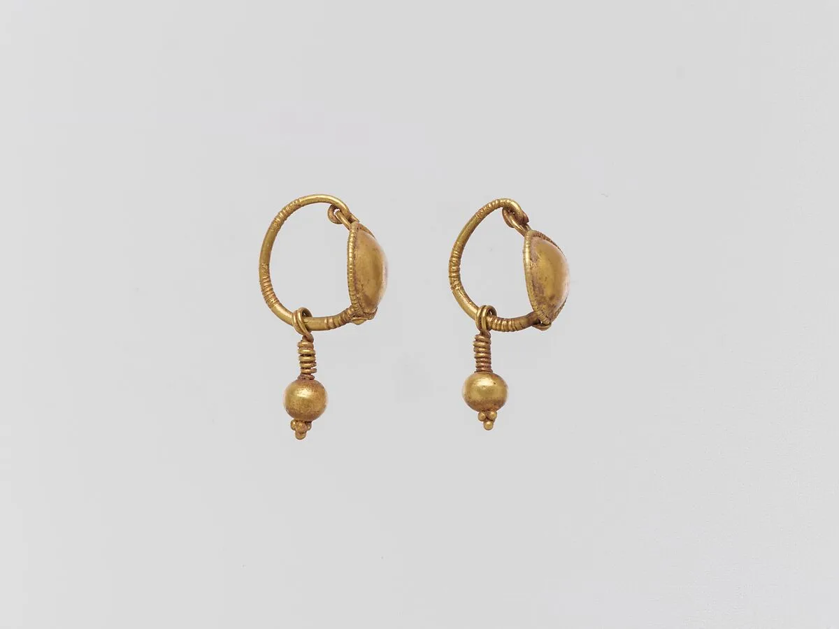 Gold earring with disc and pendant — Unknown