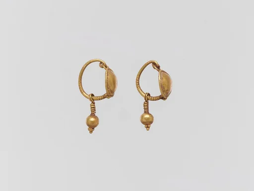Gold earring with disc and pendant