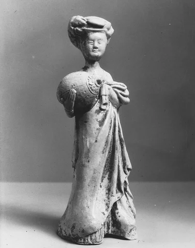 隋 青釉加彩陶抱枕女俑|Female attendant carrying a pillow