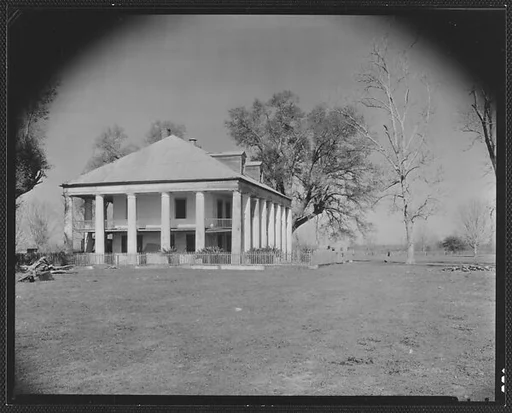 [Side View of Plantation House, Louisiana?]