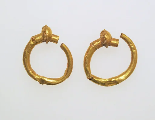 Earring, trumpet-shaped