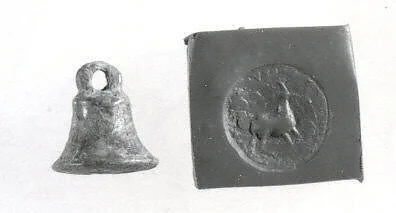Stamp seal (bell-shaped with loop handle) with animal — Unknown