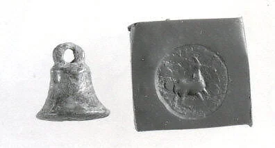 Stamp seal (bell-shaped with loop handle) with animal