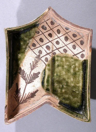 日本 織部矢松文向付 (17世紀前期)|Dish in the Shape of an Arrow's Fletching