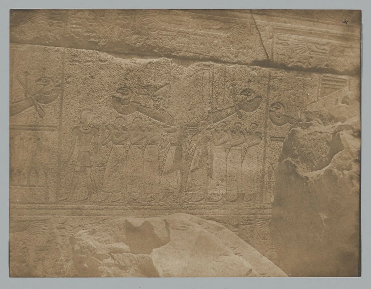 Palais de Karnak, sculptures extérieures du sanctuaire de granit. — Maxime Du Camp