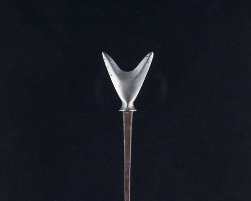 Arrowhead (<i>Yanone</i>)
