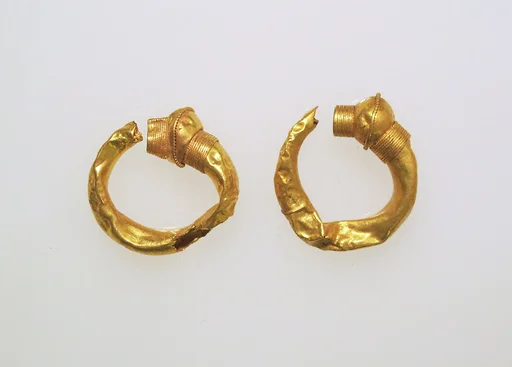 Earring, trumpet-shaped