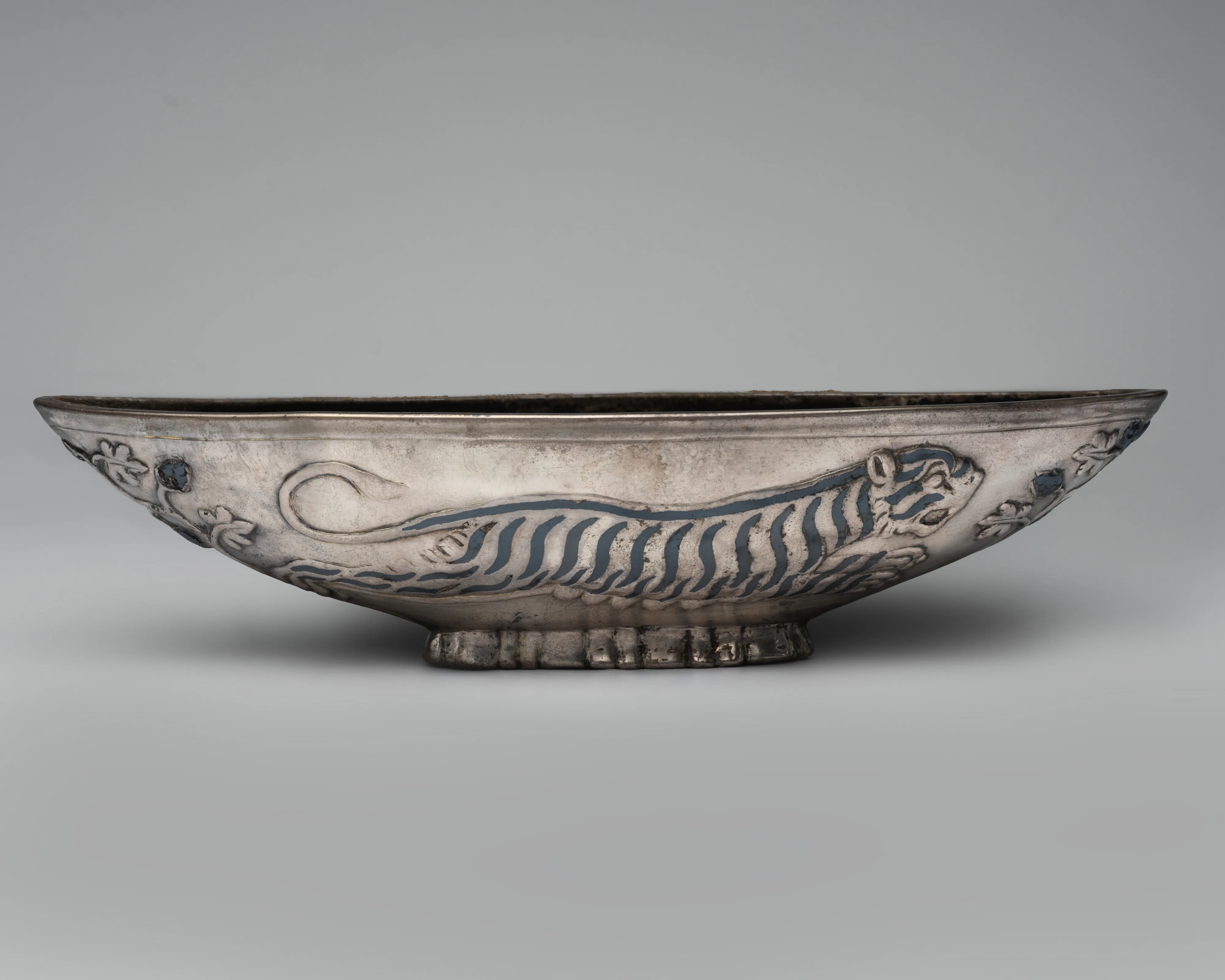 Oval bowl with running tigresses on each side — Unknown