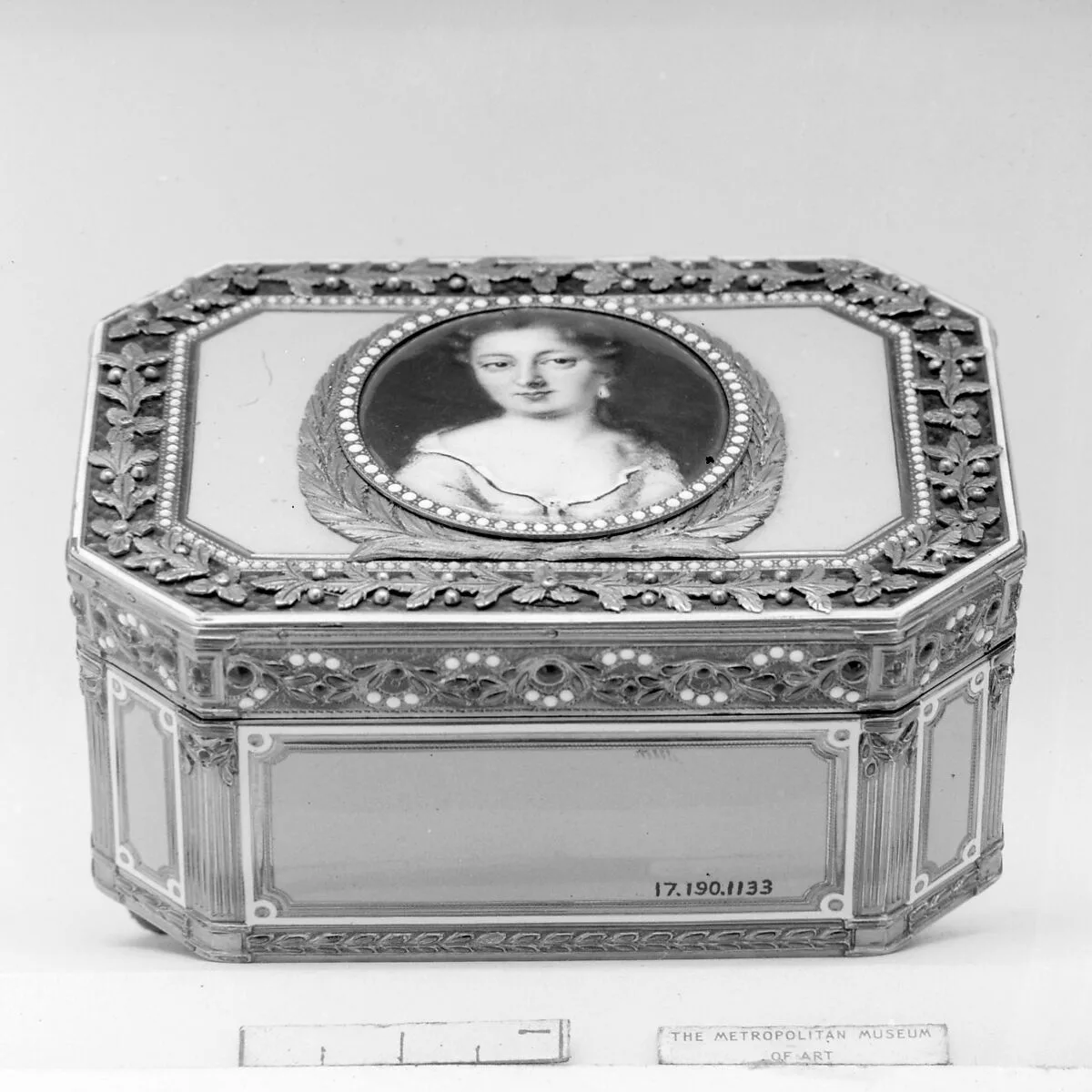 Snuffbox with portrait of a woman — Continental (possibly Swiss) Painter|Joseph Etienne Blerzy