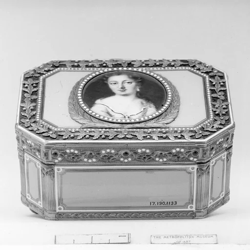 Snuffbox with portrait of a woman