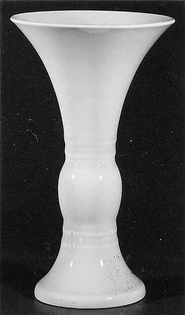 二十世紀初 景德鎮窯粉青釉“靜遠堂制”花觚|Vase in the shape of an ancient ritual beaker (gu) — Unknown