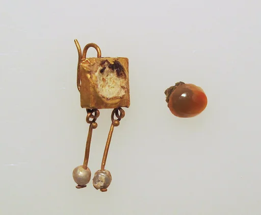 Earring-hook type with pendants of pearls