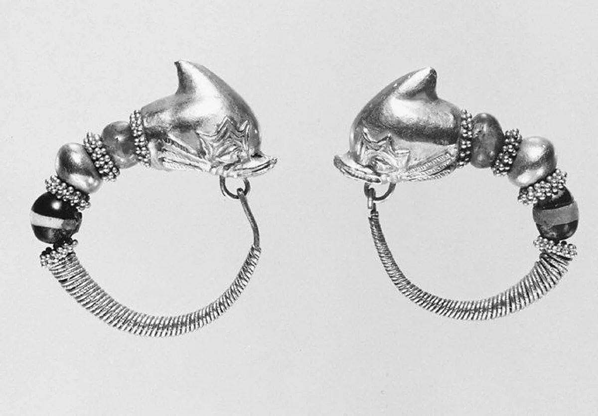 Pair of gold earrings with dolphins' heads with emerald, glass, and gold beads — Unknown