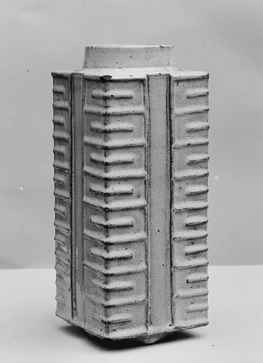 자기 옥형 병 중국 청|窯青瓷 琮式瓶 中國 淸|Quadrangular vase in the form of a Neolithic ritual jade object (Cong)