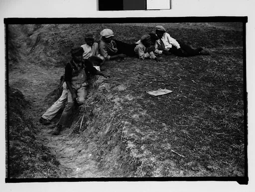 [Children on Levee, New Orleans Vicinity, Louisiana]