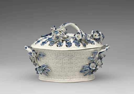 Dessert basket with cover