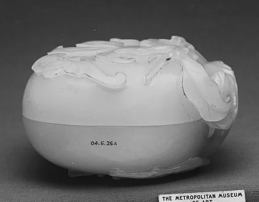 清中期   白玉蝠桃盒|Box in the shape of a peach
