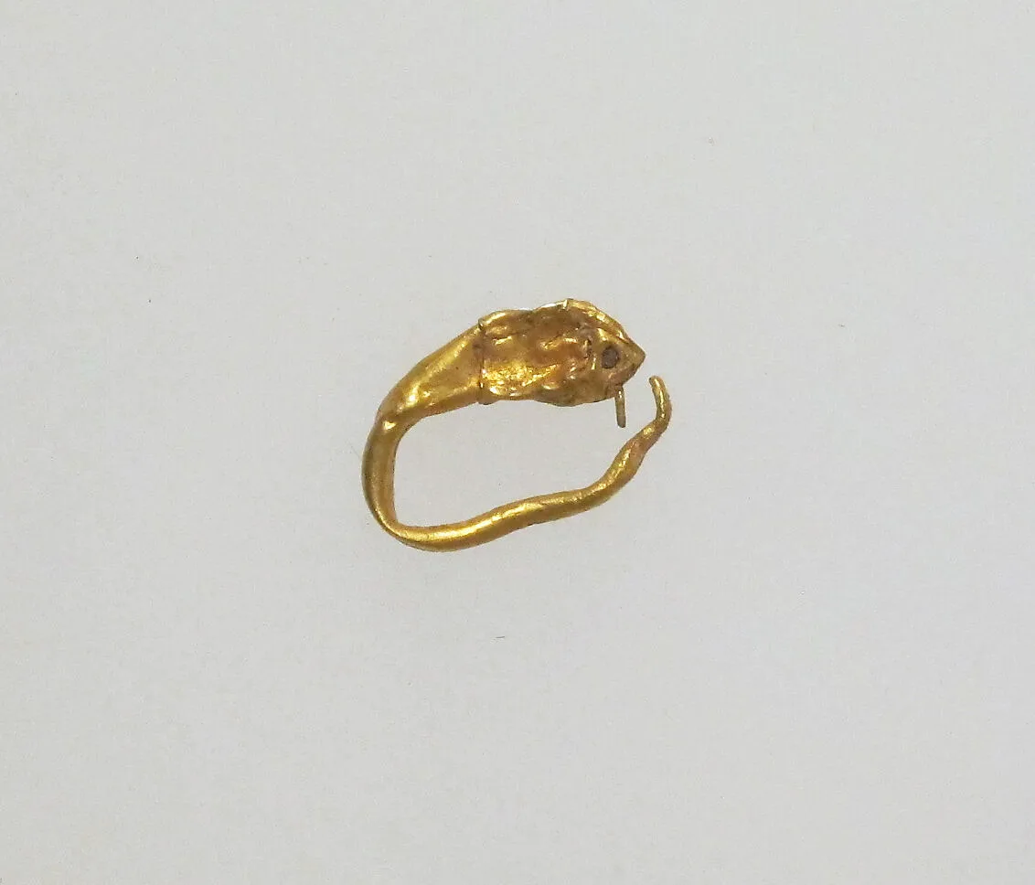 Earring with head of lion — Unknown