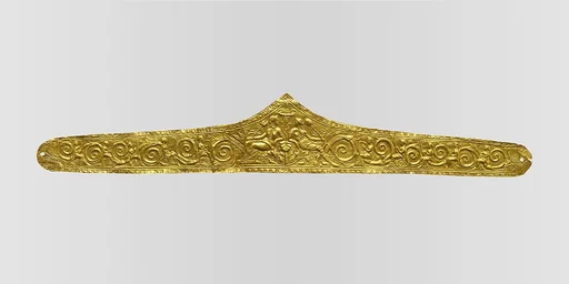 Pediment-shaped gold diadem