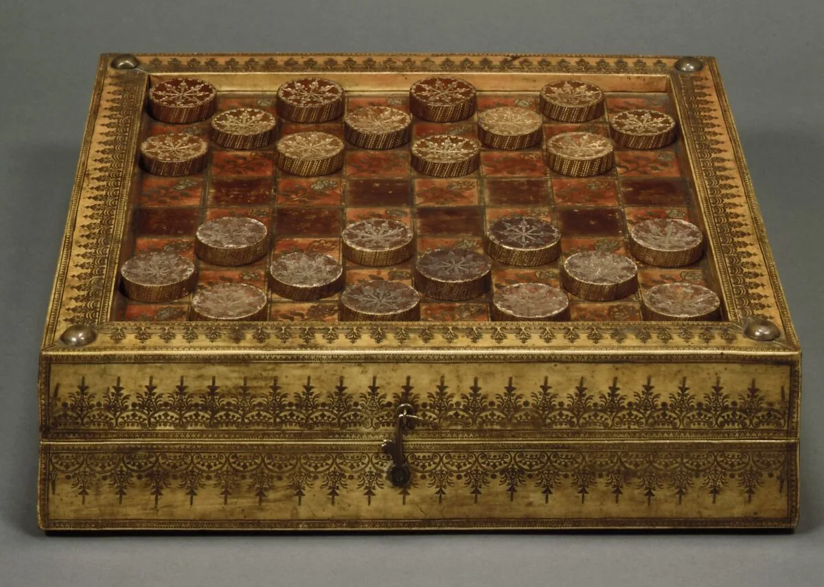 Draughtsmen (30) and box-board — Unknown