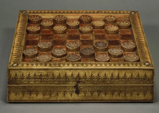 Draughtsmen (30) and box-board