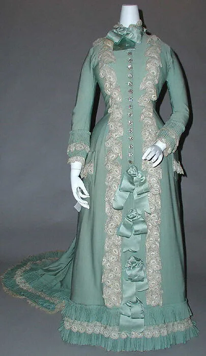 Tea gown — Unknown