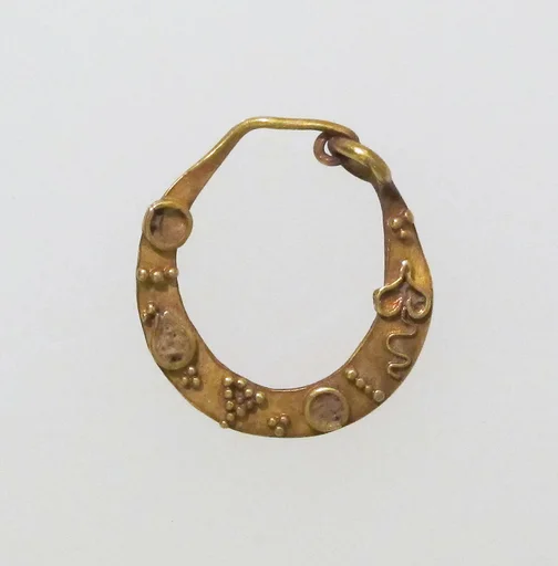 Earring, crescent-shaped