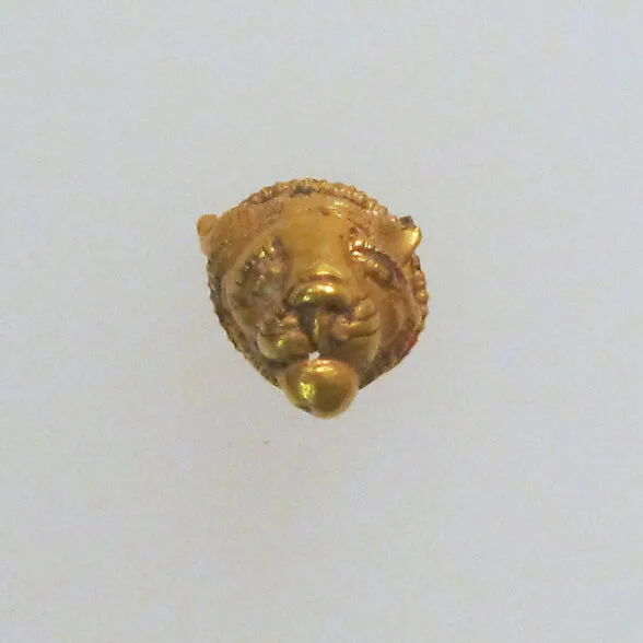 Pendant with lion's head — Unknown
