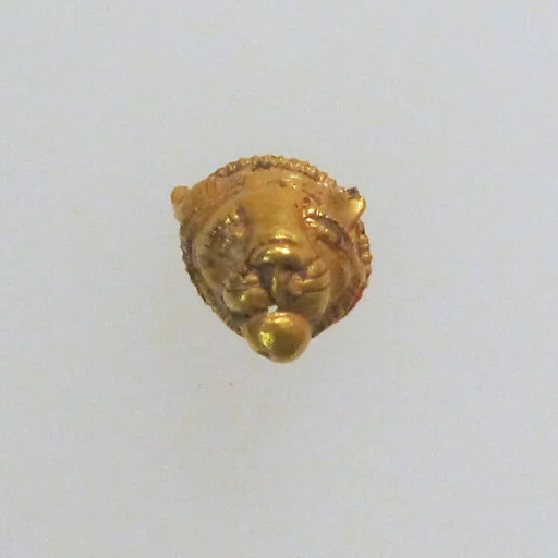 Pendant with lion's head