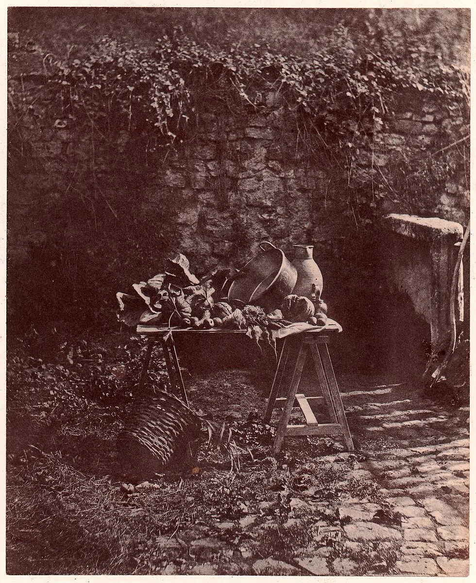 Nature morte: chaudron, cruche, et légumes, sur une table à trétaux — Henri Victor Regnault|Imprimerie photographique de Blanquart-Évrard, à Lille