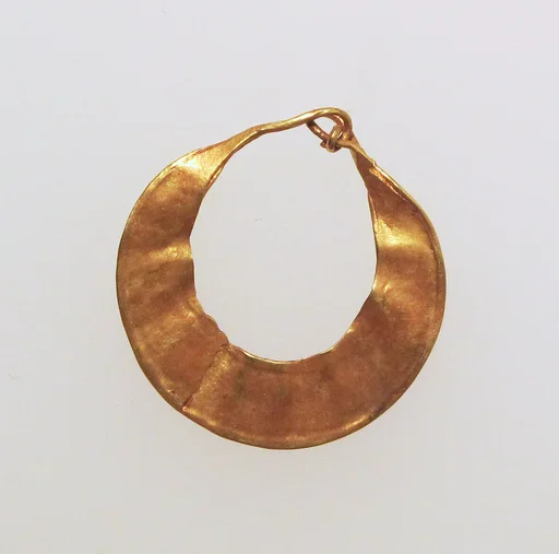 Earring, crescent-shaped