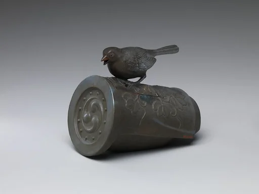 瓦に雀香炉　備前焼|Censer in the Form of Sparrow on a Roof Tile